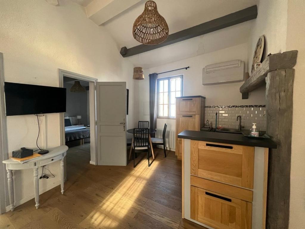 Appartement A 50 M De La Place Aux Herbes อูเซส ภายนอก รูปภาพ