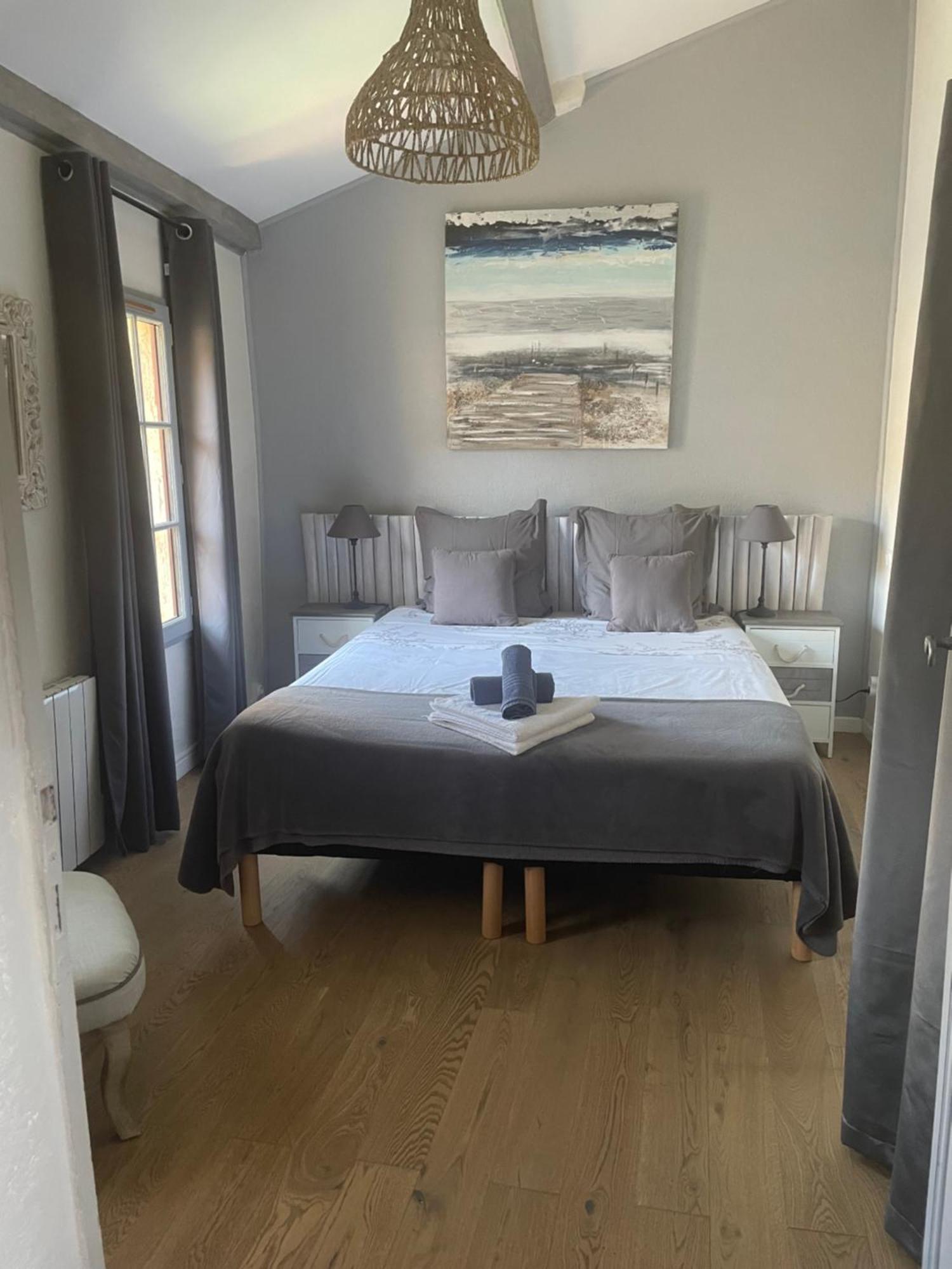 Appartement A 50 M De La Place Aux Herbes อูเซส ภายนอก รูปภาพ